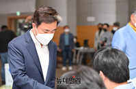 [포토] 사전투표 하는 김태흠 국민의힘 충남지사 후보