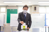 [포토] 사전투표하는 이재명 후보