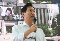 [포토] 성신여대서 유세 이어가는 오세훈 