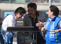 [포토] 악수나누는 김동연-이원종