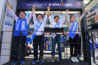 [포토] 손을들어 인사하는 김동연 민주당 경기지사 후보