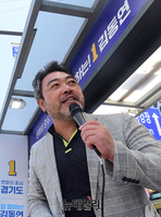 [포토] 김동연 후보 지원유세 나선 배우 이원종