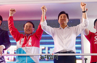 [포토] 오세훈 후보 유세장 등장한 윤형선 후보