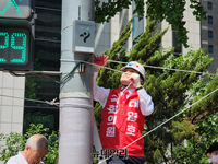 [포토] 강남 한복판서 사라진 선거현수막...새 현수막 설치하는 태영호 의원
