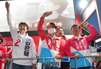 [포토] 김은혜-안철수-신상진, 성남중앙시장서 합동유세