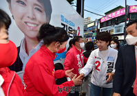 [포토] 국민의힘 시·구의원 후보들과 인사나누는 김은혜