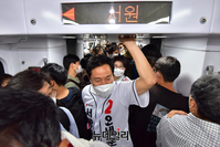 [포토] 개통된 신림선, 시민들과 대화 나누는 오세훈 후보