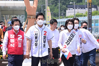 [포토] 관악산역 찾은 오세훈·이행자 후보