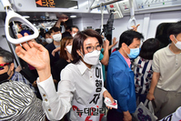 [포토] 개통된 경전철 신림선 찾은 이행자 후보