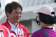 [포토] 노래하는분수대 찾은 이동환 고양시장 후보