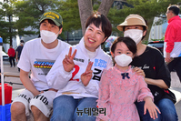 [포토] 시민들과 기념촬영하는 김은혜 경기지사 후보