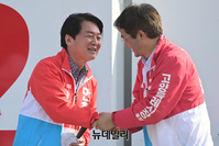 [포토] 손 잡고 인사하는 안철수·이동환 후보