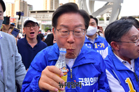 [포토] 음료 마시는 이재명 후보