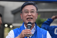 [포토] 수변공원서 지지호소하는 정하영 김포시장 후보