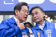 [포토] 수변공원서 대화 나누는 이재명·정하영 후보