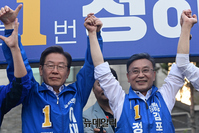[포토] 손 맞잡은 이재명·정하영 후보