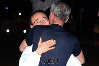 [포토] 시민과 포옹하는 윤형선 후보
