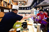 [포토] 인천 계양구청 먹자골목 찾은 이준석 대표