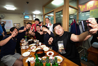 [포토] 시민과 기념촬영하는 이준석·윤형선