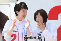 [포토] 평촌중앙공원서 대화 나누는 김은혜·김필여 후보