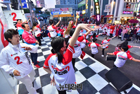 [포토] 6.1지방선거 D-3...율동하는 김은혜·최호 후보