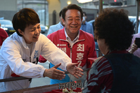 [포토] 주말 막판 총력 유세전 펼치는 김은혜·최호 후보