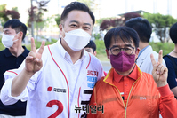 [포토] 선거 앞둔 마지막 주말, 동탄호수공원 찾은 구혁모 후보