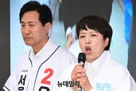 [포토] 지방선거 D-2...강남역서 출근길 인사하는 김은혜 후보