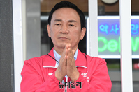 [포토] 출근길 인사하는 조성명 강남구청장 후보