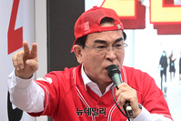 [포토] 강남역 출근길서 랩으로 지지호소하는 태영호 의원