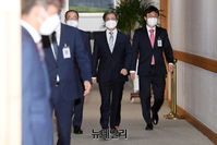 [포토] 접견장 향하는 김명수 대법원장