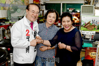 [포토] 경인교대 인근 상인들과 인사 나누는 윤형선 후보