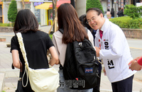 [포토] 학생들에게 지지호소 하는 윤형선 후보