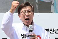 [포토] 부산 동대신동역서 지지호소하는 박형준 후보