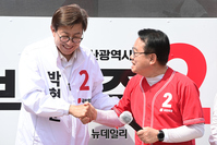 [포토] 부산 동대신동역서 악수 나누는 박형준·안병길