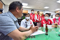 [포토] 부산진시장 번영회 찾은 박형준·김진홍 후보