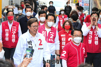 [포토] 부산진시장서 지지호소하는 박형준·김진홍 후보