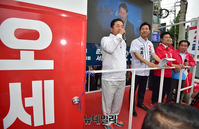 [포토] 강서 방화사거리 합동 유세 이어가는 오세훈-김태우