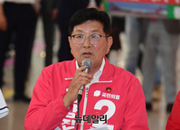 [포토] 김포공항 이전 저지 위해 날아온 허향진 제주지사 후보