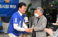 [포토] 자영업직능단체 관계자들과 인사 나누는 송영길 후보