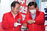 [포토] 대구 만민공동회서 편지 읽는 홍준표·류규하 후보