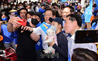 [포토] 지지자들과 사진찍는 이재명·박남춘