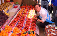 [포토] 모래내시장서 과일사는 이재명 후보