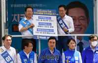 [포토] 인천발전 공약판 들어보이는 이재명·박남춘