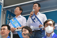 [포토] 이재명 대동하고 모래내시장 찾은 박남춘