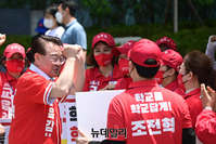 [포토] 하루 앞으로 다가온 선거...지지호소하는 조전혁 후보