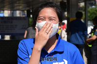 [포토] 송영길 후보 유세 찾아 미소 짓는 딸 현주 씨