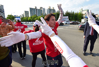 [포토] 춘천 피날레 유세서 율동하며 등장하는 김진태 강원지사 후보