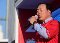 [포토] 춘천 지원유세 나선 한기호 사무총장