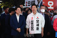 [포토] 마지막 유세서 만난 이준석·오세훈